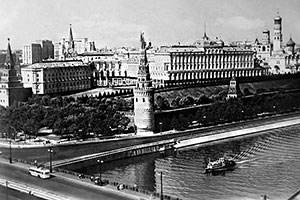 Вид на Кремль и Большой Каменный мост со стороны Берсеневской набережной. 1953 г