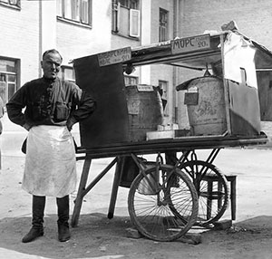 Продавец напитков. Москва, 1931 г.