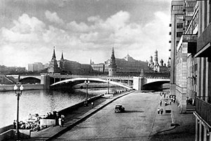 Вид на Кремль и Большой Каменный мост. Москва, 1955 г.